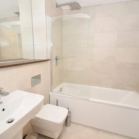 Modern & Cosy 1 Bedroom In Apartment *